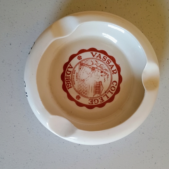 1960s vintage Vassar College logo ceramic ashtray cream and red - Picture 9 of 11
